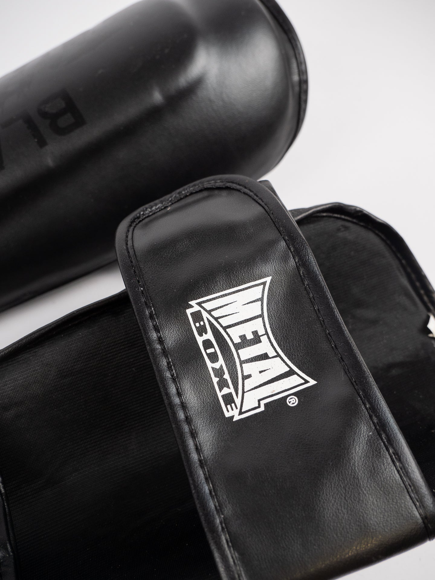 Paratibia Metal Boxe Furious Black – Leichtigkeit und Schutz
