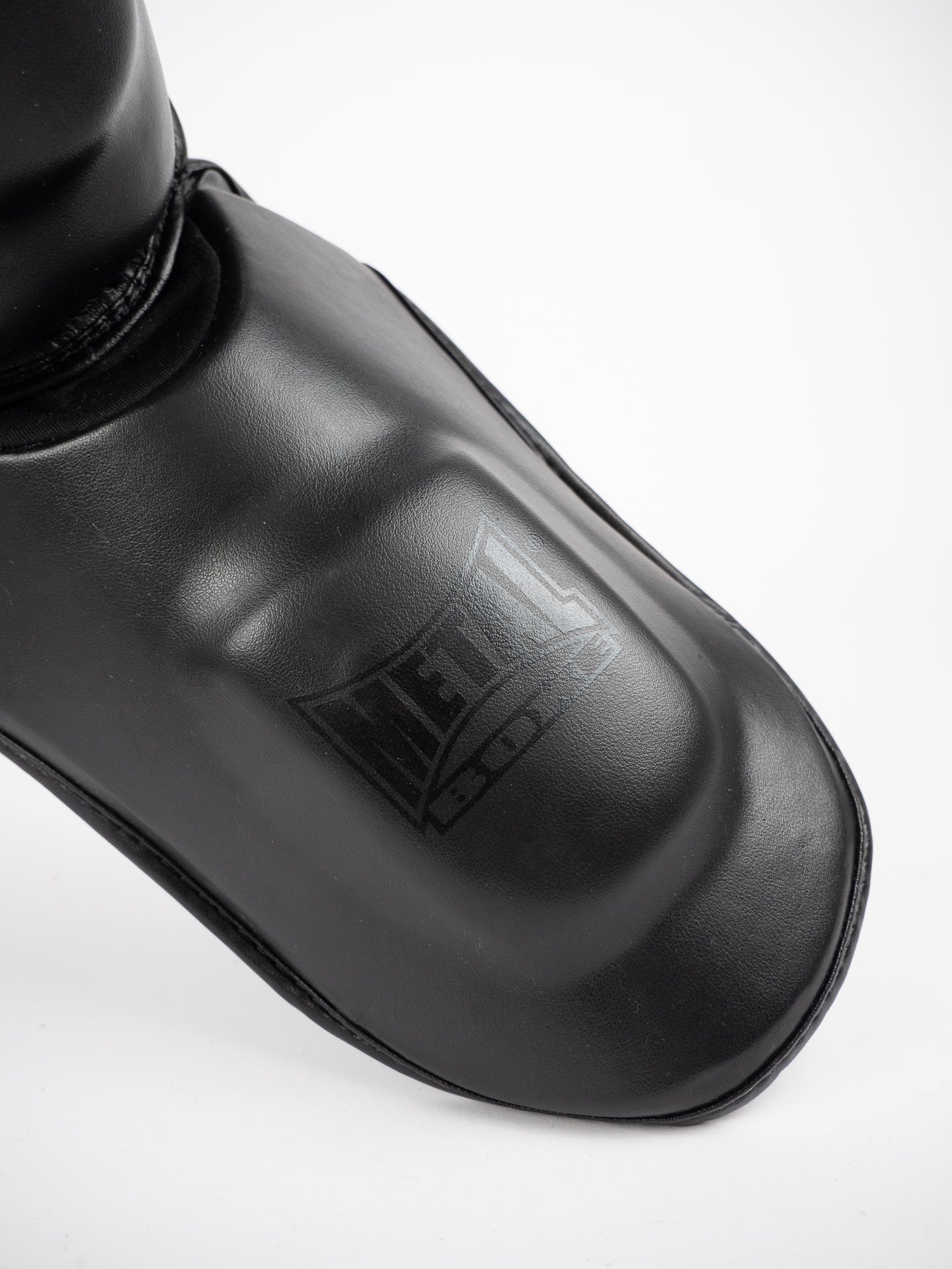 Paratibia Metal Boxe Furious Black – Leichtigkeit und Schutz