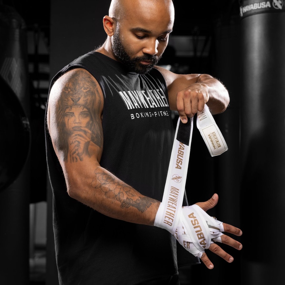 Bandagem técnica com bandagens Mayweather Deluxe brancas e douradas para proteção dos nós dos dedos e pulsos