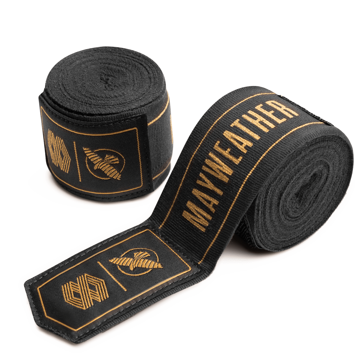 Ett par Mayweather Hayabusa 180 tums Stretch Hand Wraps, svarta med guld 'MAYWEATHER' logotyp och bokstäver, rullade till skivor redo för applicering