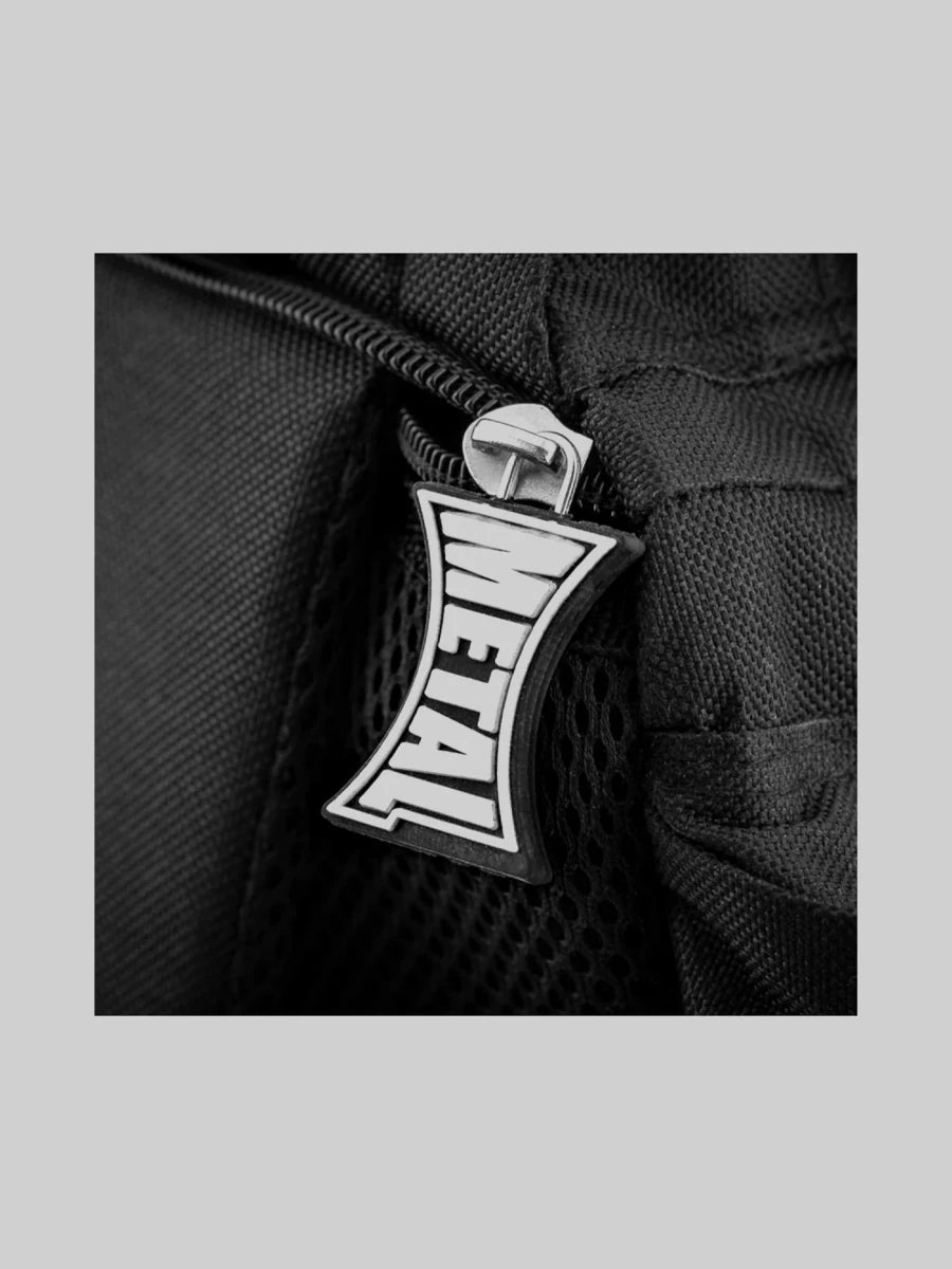 Detail of the sturdy zips and zipper of the Metal Boxing MMA bag