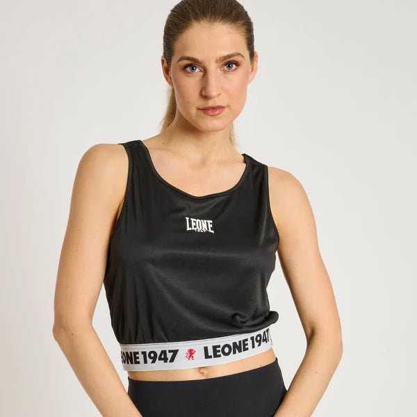 Widok z przodu czarnego, krótkiego podkoszulka damskiego LEONE Stripe '47 z kontrastowymi logo