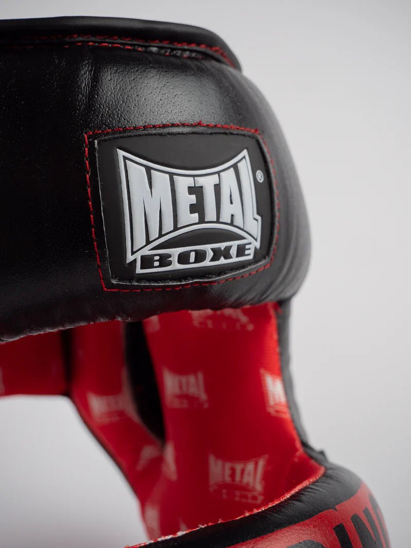 Detaliu de prim-plan al siglei Metal Boxe pe pielea căștii de sparring