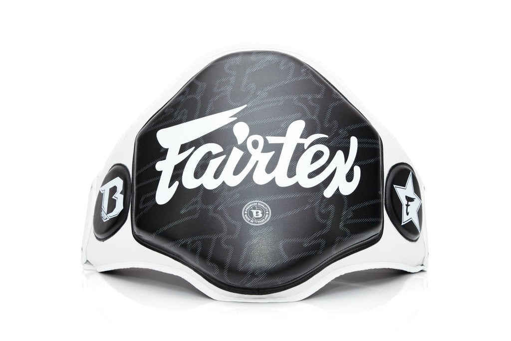 Witte FXB Fairtex professionele riem met Fairtex- en Booster-logo's