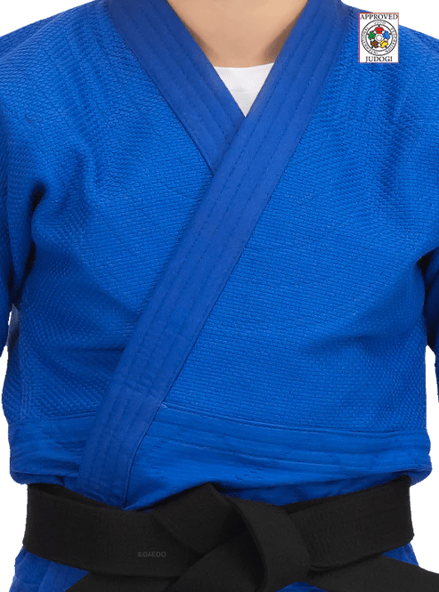 Detalj av IJF-godkänd etikett på Judogi Blu Daedo 750g