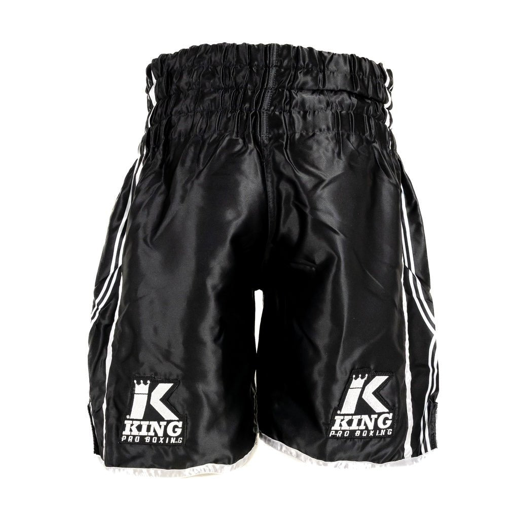 Detail karet pinggang elastis dengan tali serut internal dan bordir logo KING pada celana pendek XK hitam.