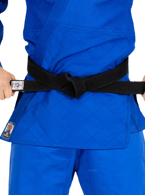 Detalj av Daedo-logotypen för Judogi Elite-jackan, blå version.