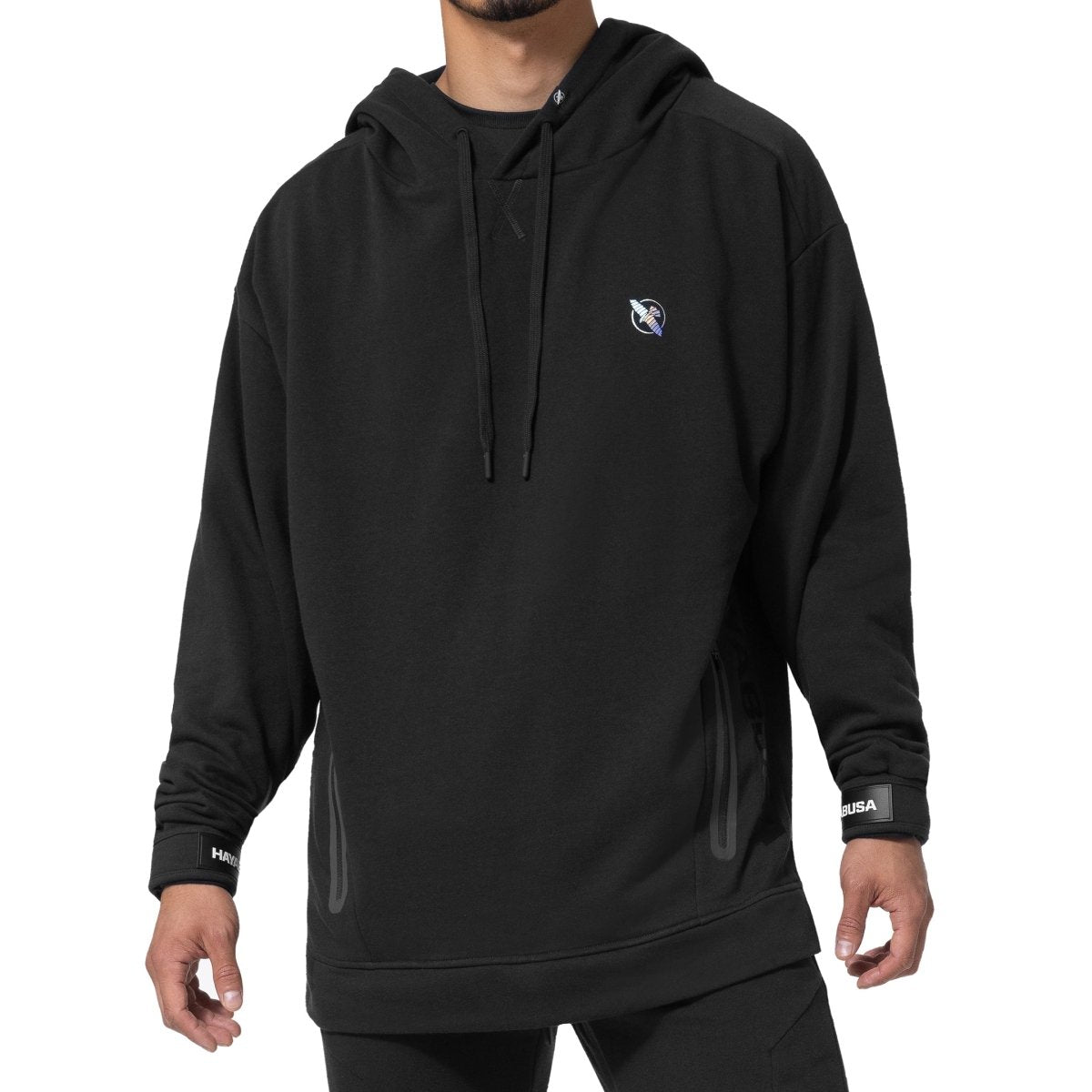 Volledig vooraanzicht van de zwarte Hayabusa Midweight Pullover Hoodie, met platte trekkoorden en gelaste voorzakken
