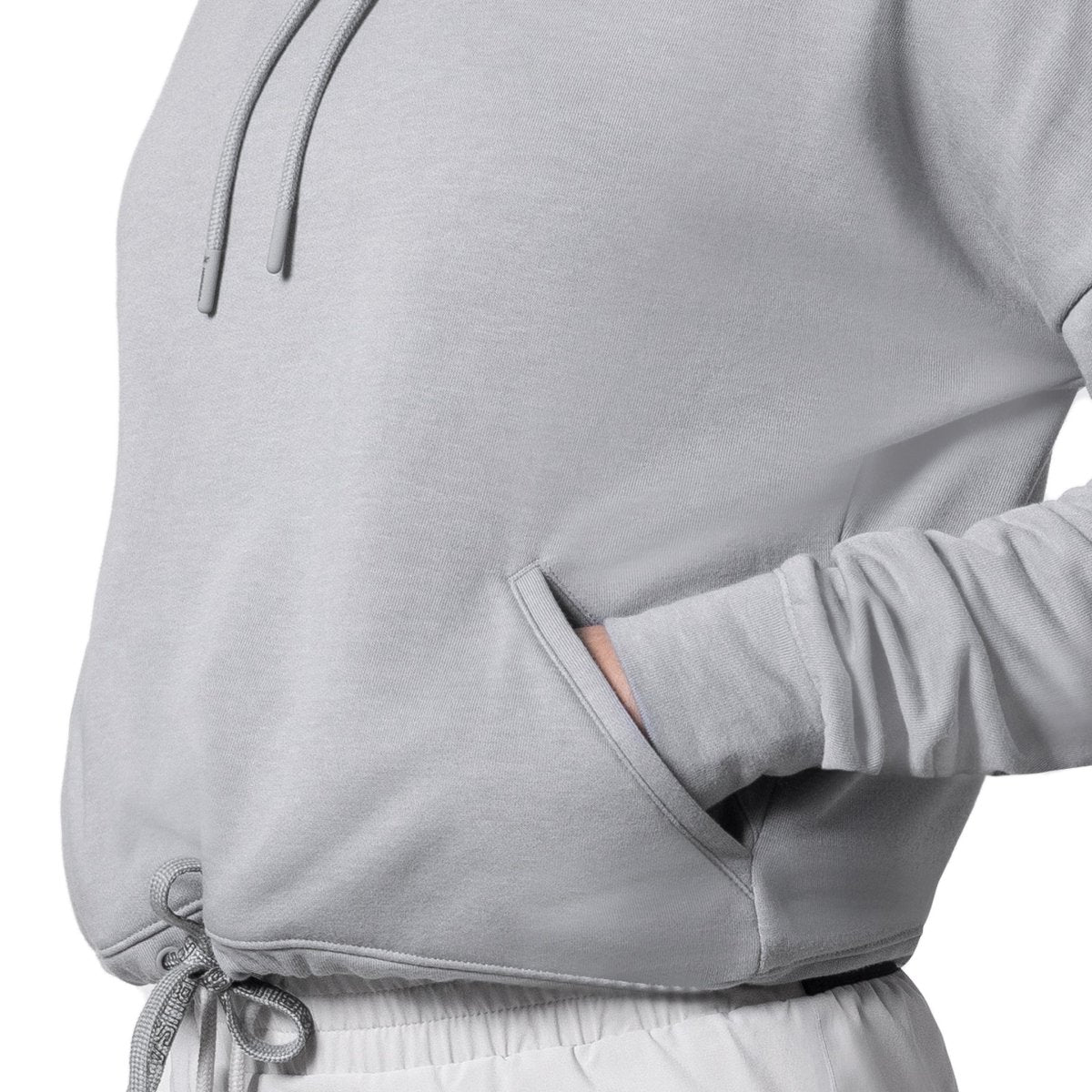 Detail saku terbuka pada cropped sweatshirt Hayabusa abu-abu, cocok untuk menyimpan barang-barang penting