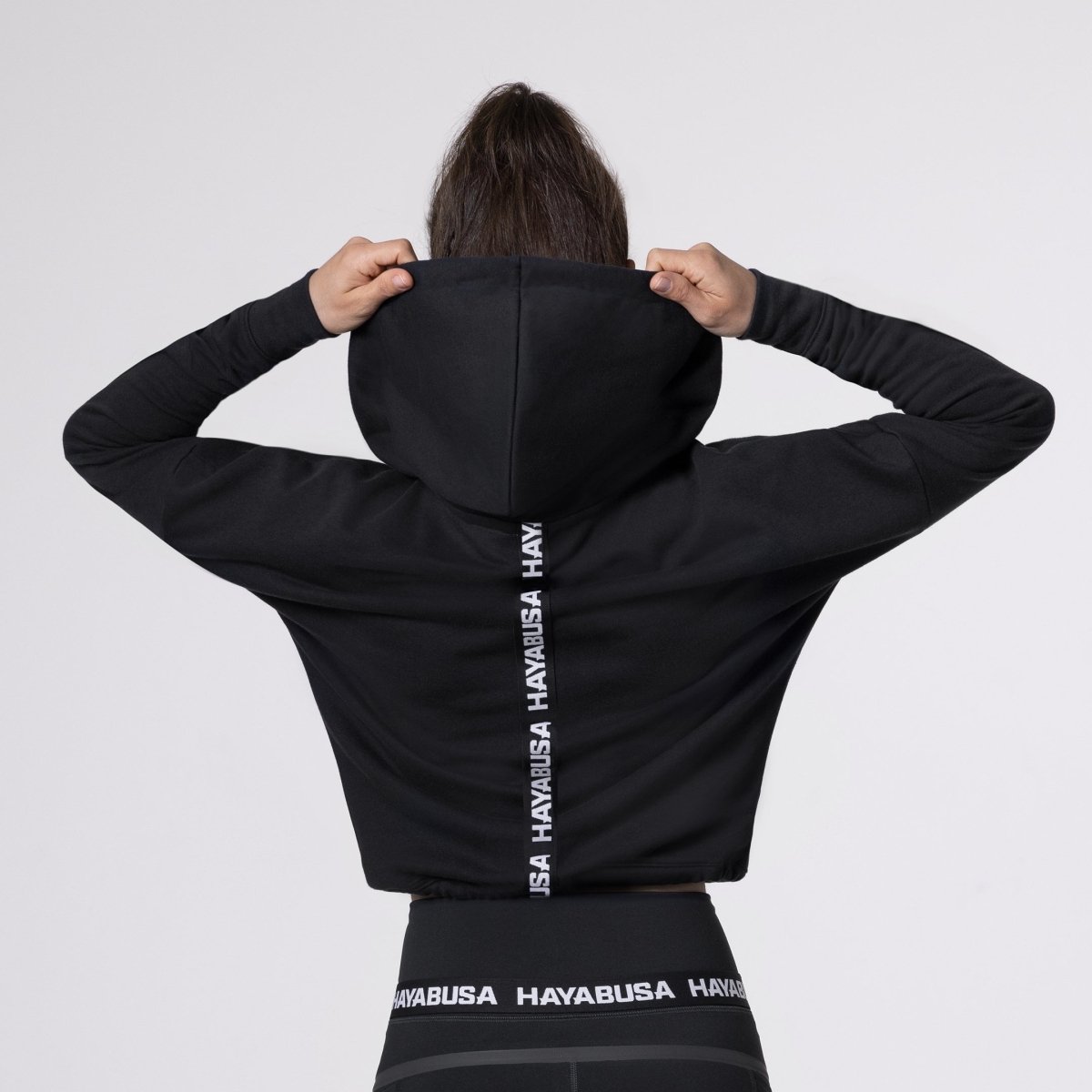 Tampak belakang sweatshirt Hayabusa berwarna hitam, detail tali jacquard di bagian belakang