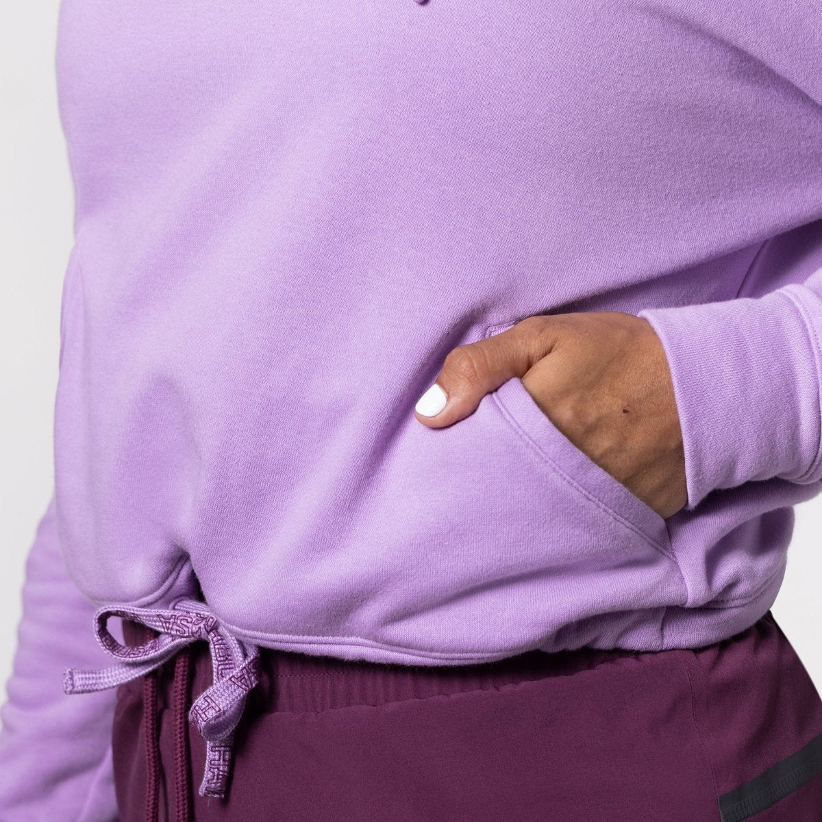 Detail saku depan cropped sweatshirt Hayabusa warna pink, finishing berkualitas tinggi