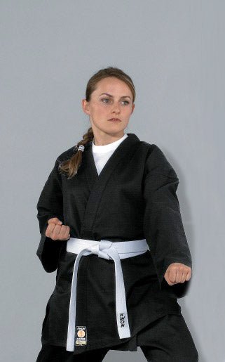 Jaket Karate hitam berukuran 8 ons yang dikenakan, potongan panjang klasik untuk seni bela diri