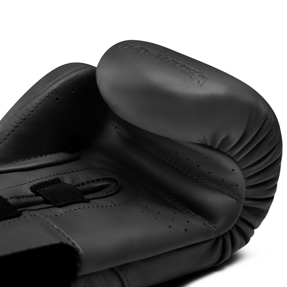 Palmvy av den svarta Hayabusa E1-handsken, som visar det mjuka fodret och ventilerande mesh-inlägget