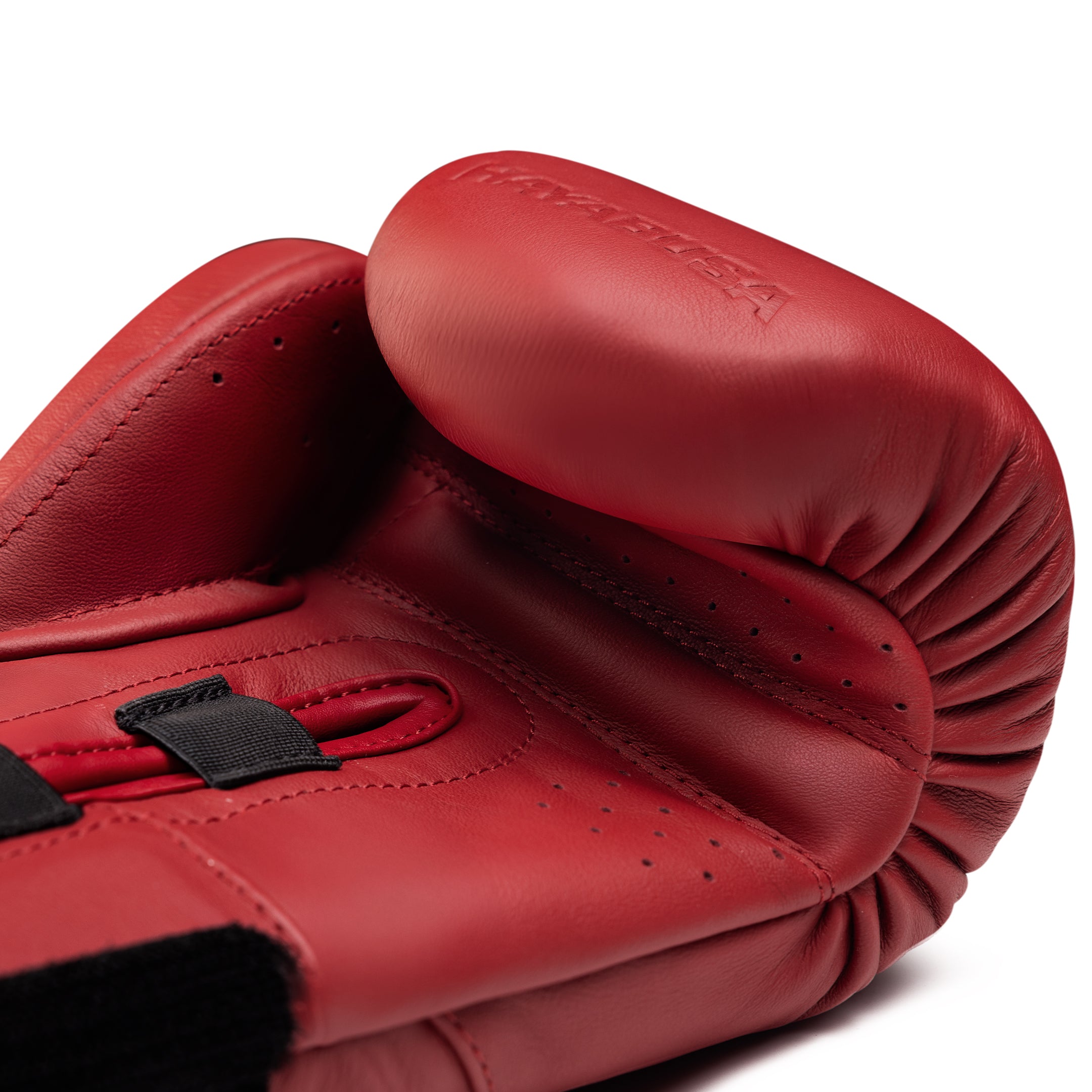 Vista del palmo del guanto Hayabusa E1 rosso, evidenzia il design traspirante e il pollice in microfibra