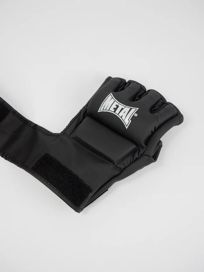 Detalj av den förstärkta kardborrstängningen av Black Light MMA-handskarna
