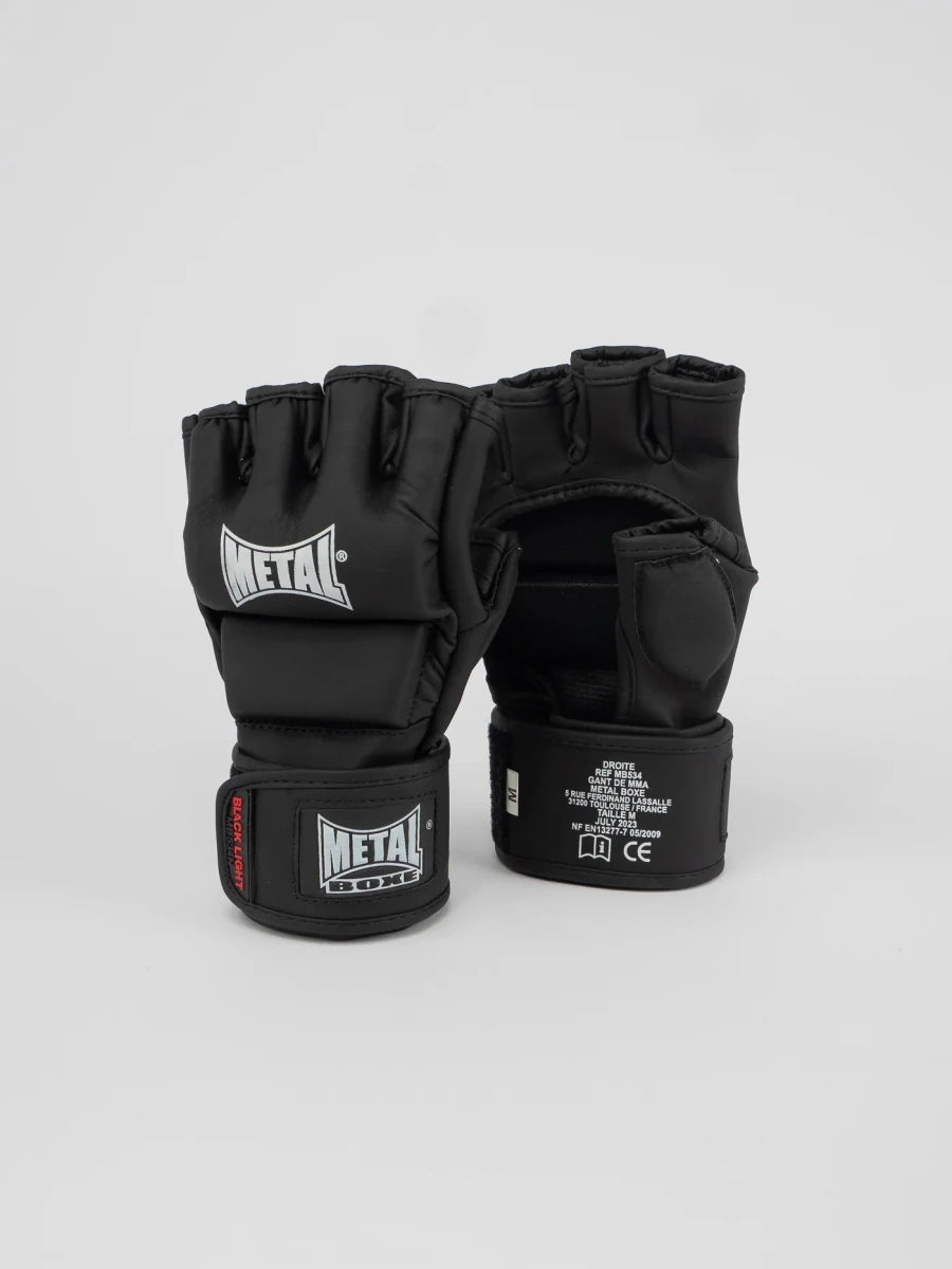 Ett par MMA Metal Boxing Black Light-handskar i matt finish