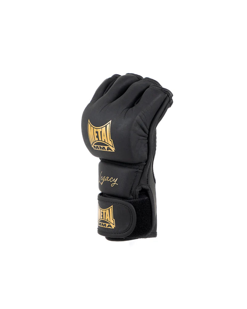 Dettaglio del sistema a doppio velcro dei guanti MMA Legacy per il supporto polso