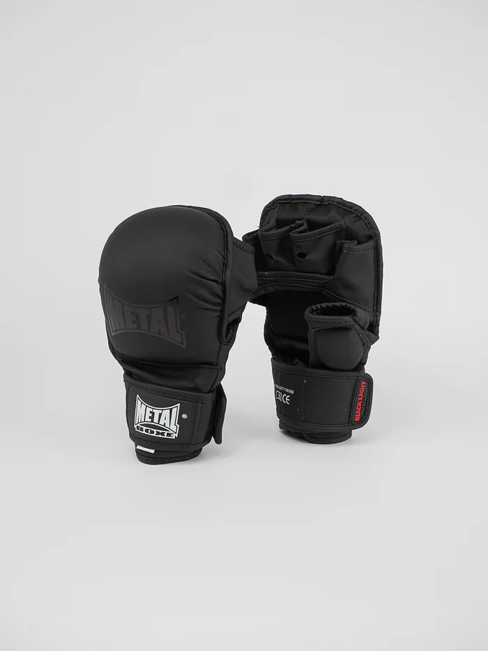 Sarung tangan sparring MMA tampak depan Metal Boxing Black Light, detail bantalan buku jari