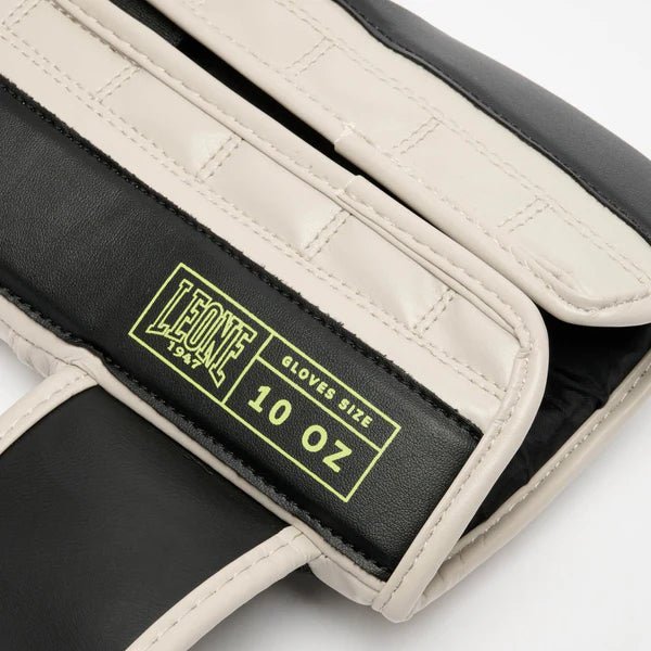 Detalhe do fecho de velcro da luva bege LEONE Stripe '47, segura e envolvente