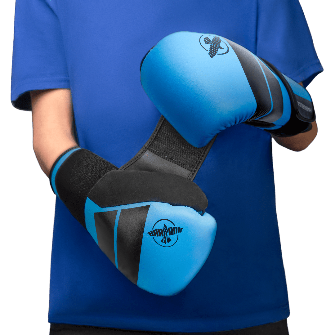 Ett barn som bär de blå Hayabusa S4-handskarna i vaktposition