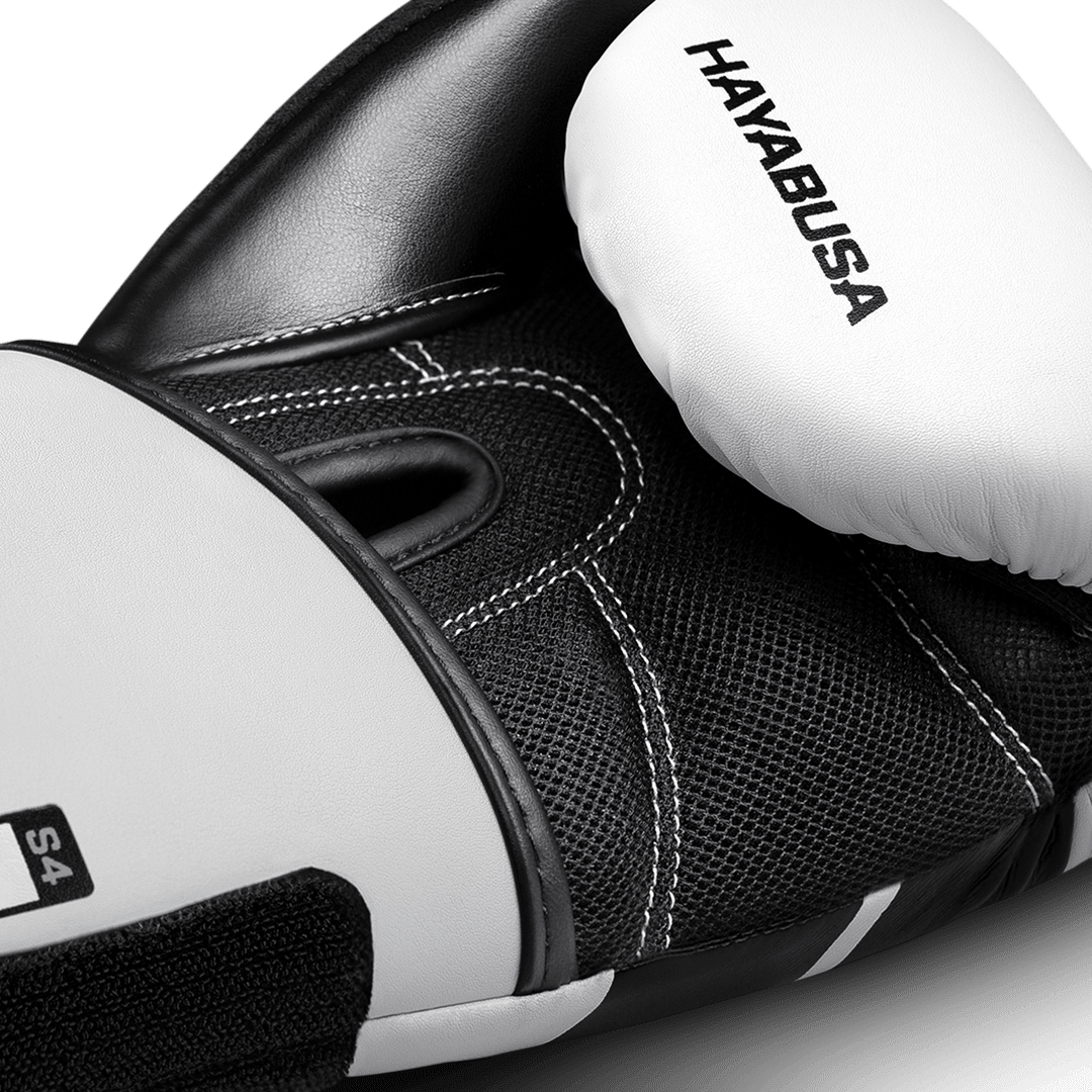 Närbild av den vita Hayabusa S4 barnhandsken med näthandflata