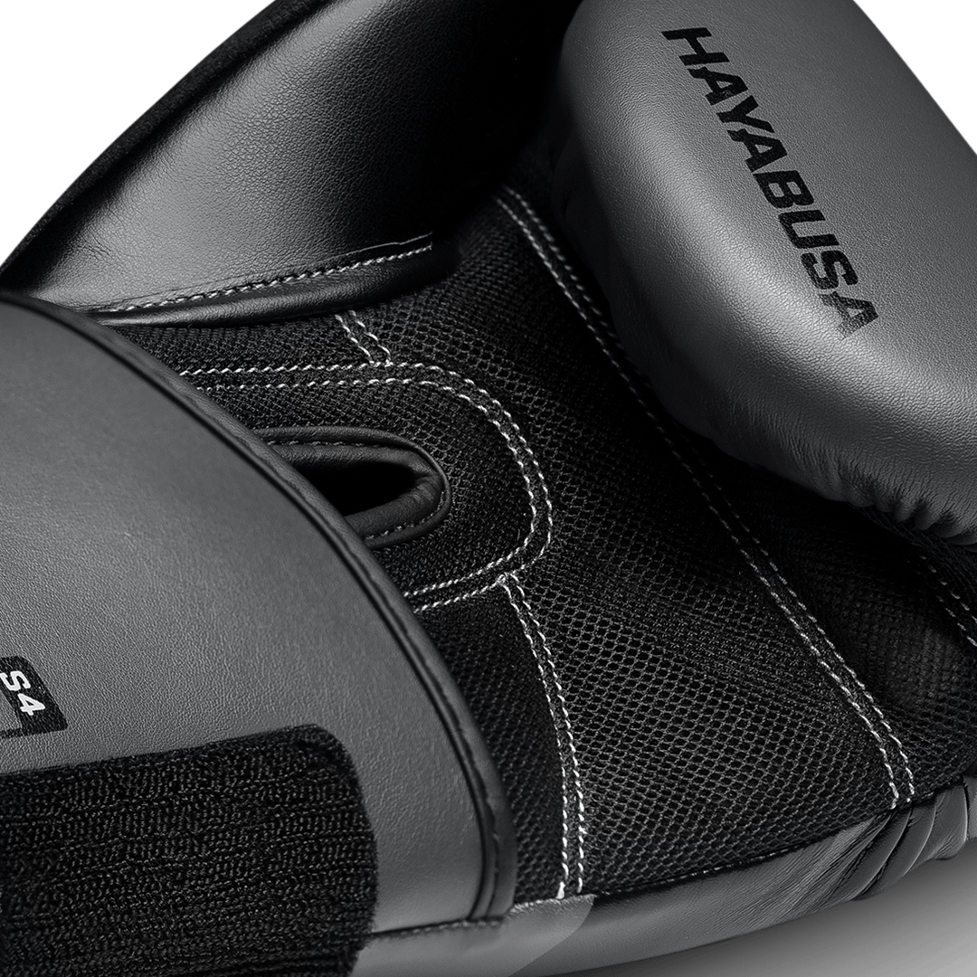 Bambino con guantoni grigi Hayabusa S4 indossati pronti per l'allenamento