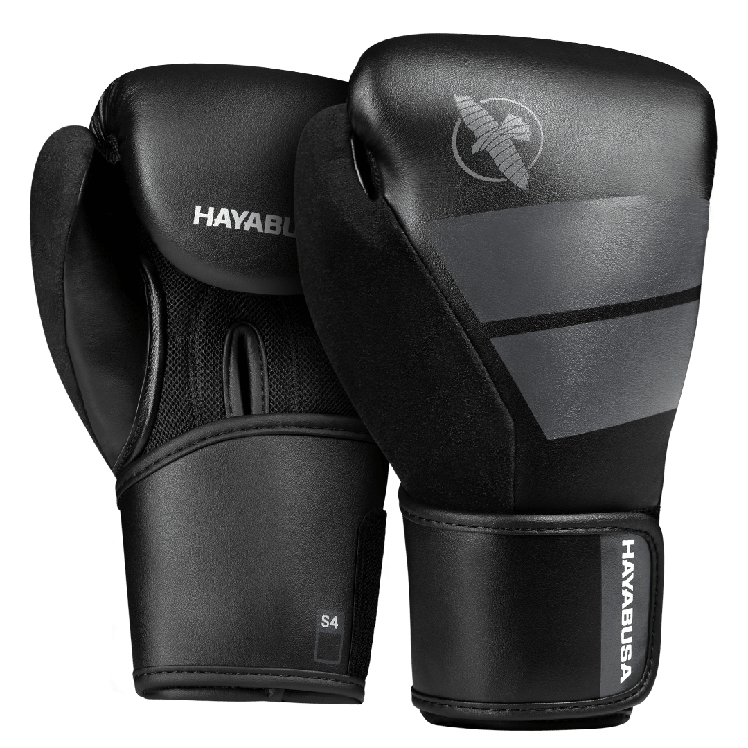 Ett par svarta Hayabusa S4 boxningshandskar för barn junior version