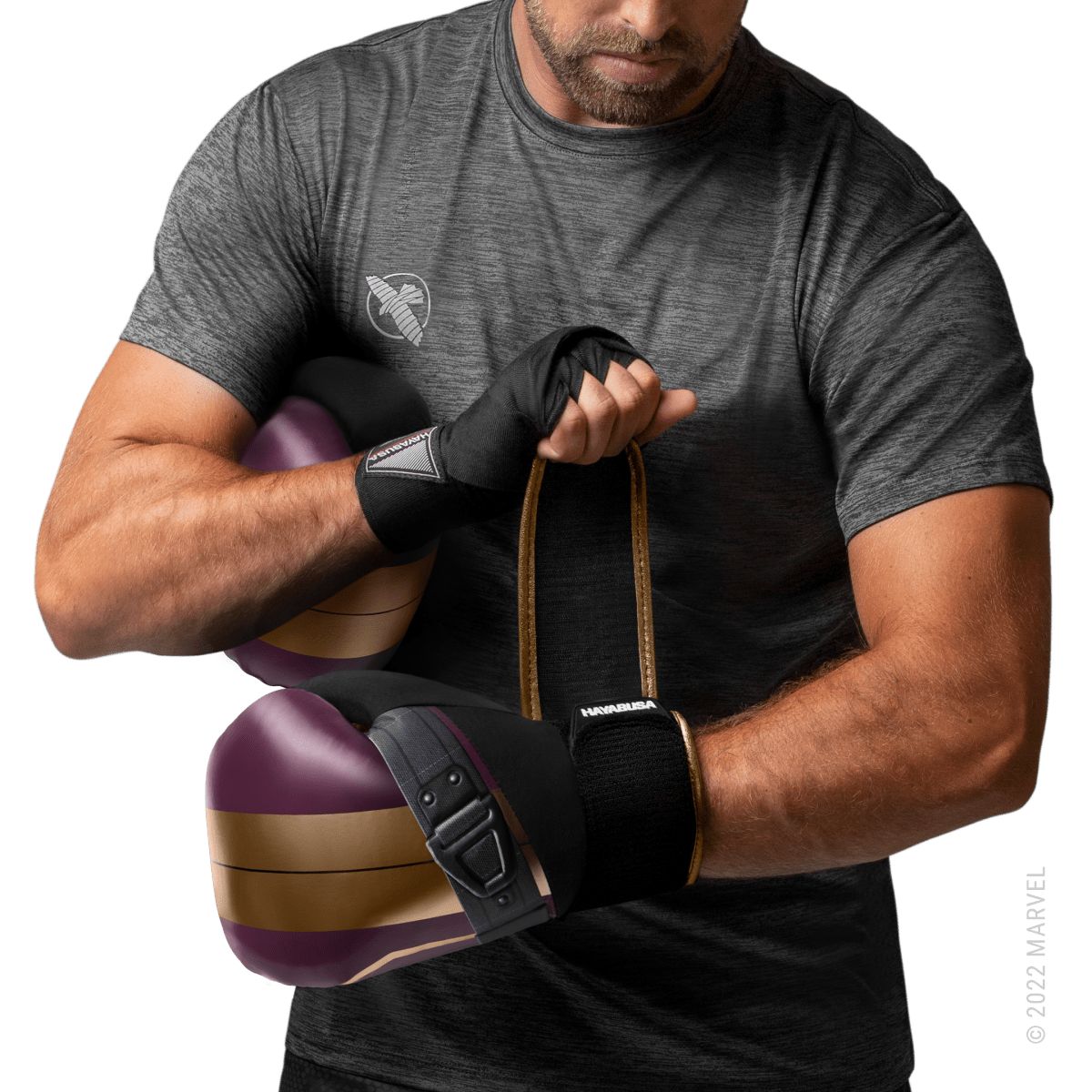 Idrottare som bär de lila och guldfärgade Hayabusa Marvel Batroc-handskarna