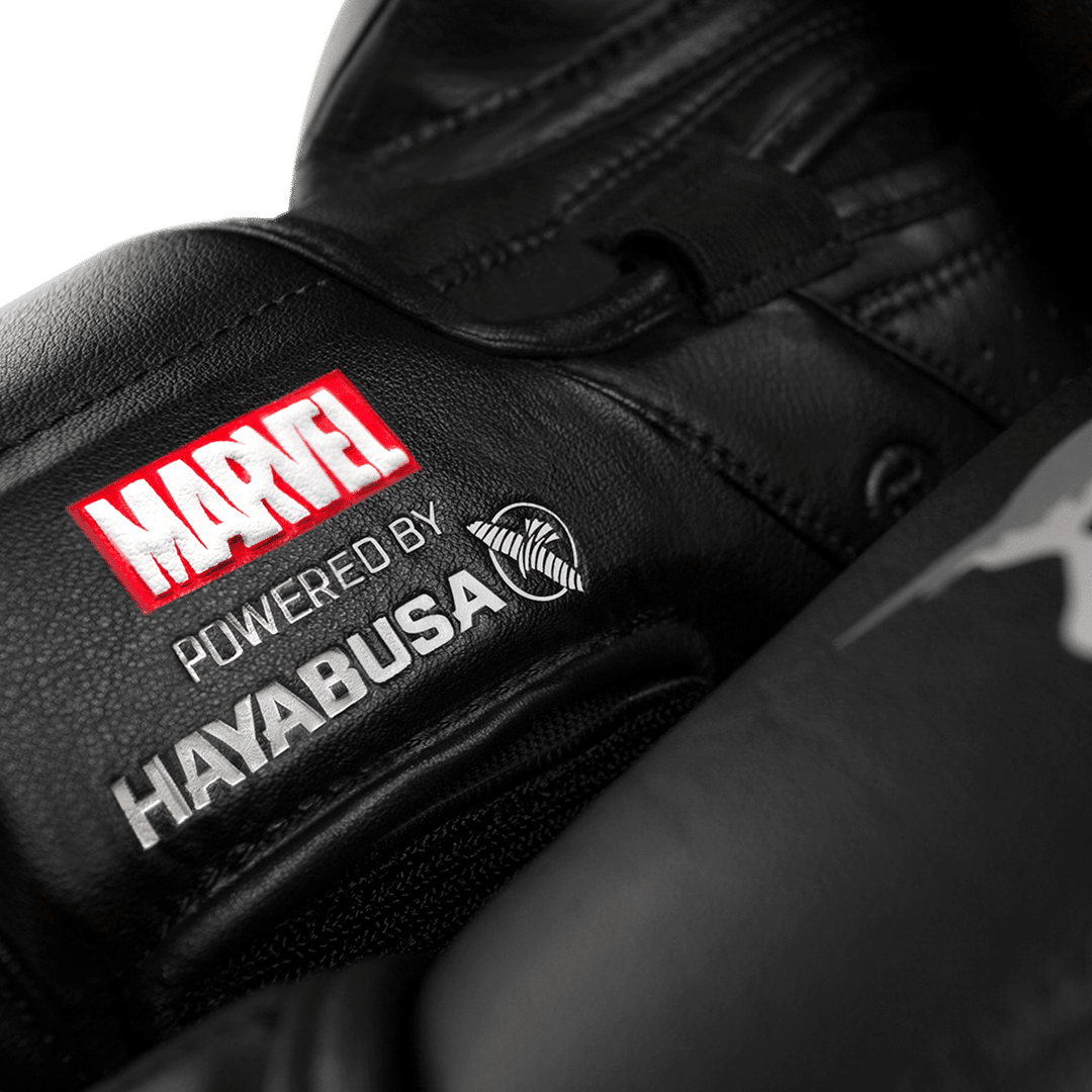 Närbild på The Punishers ikoniska dödskallegrafik tryckt på knogen på Hayabusa-handskarna
