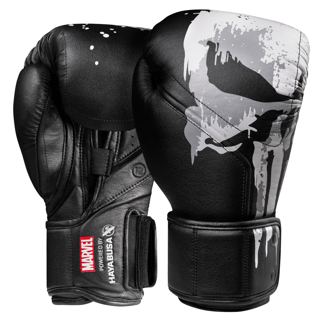 Paire de gants de boxe noirs Hayabusa Marvel Punisher, vue de face montrant le design complet inspiré de Frank Castle