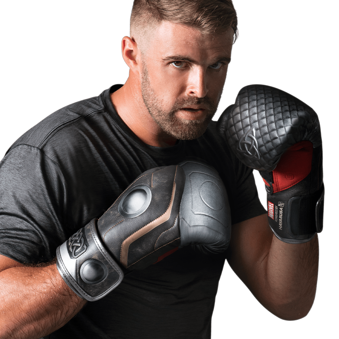 Atlet bär bruna och silver Hayabusa Marvel Thor-handskar i attackposition