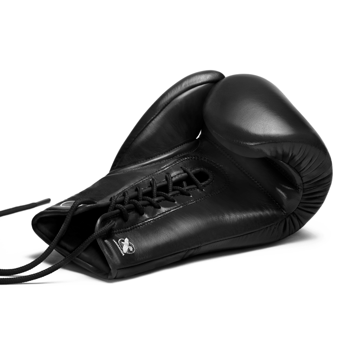 Närbild av det traditionella spetsförslutningssystemet på den svarta Hayabusa Pro Lace-handsken