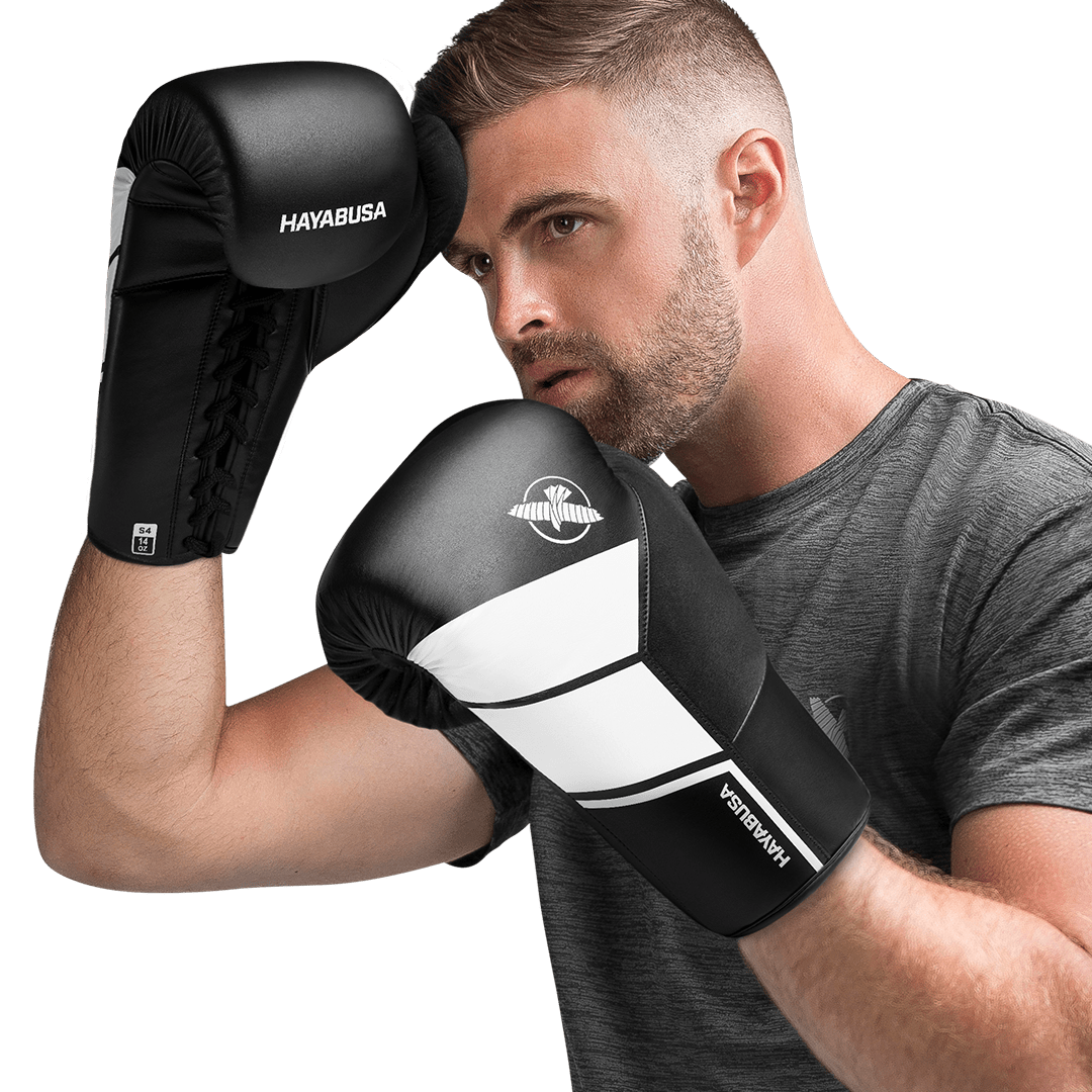 Atleta usando luvas pretas Hayabusa S4 com cadarços durante uma sessão de treinamento profissional