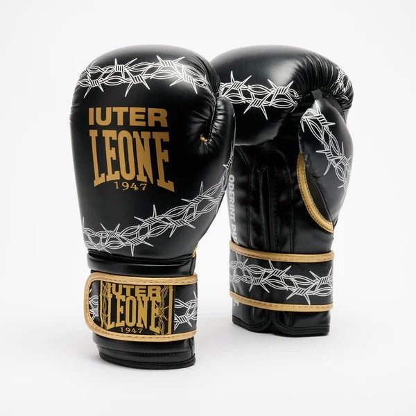 Paire de gants de boxe LEONE x IUTER Barbed Wire noir et doré avec graphisme en fil de fer barbelé