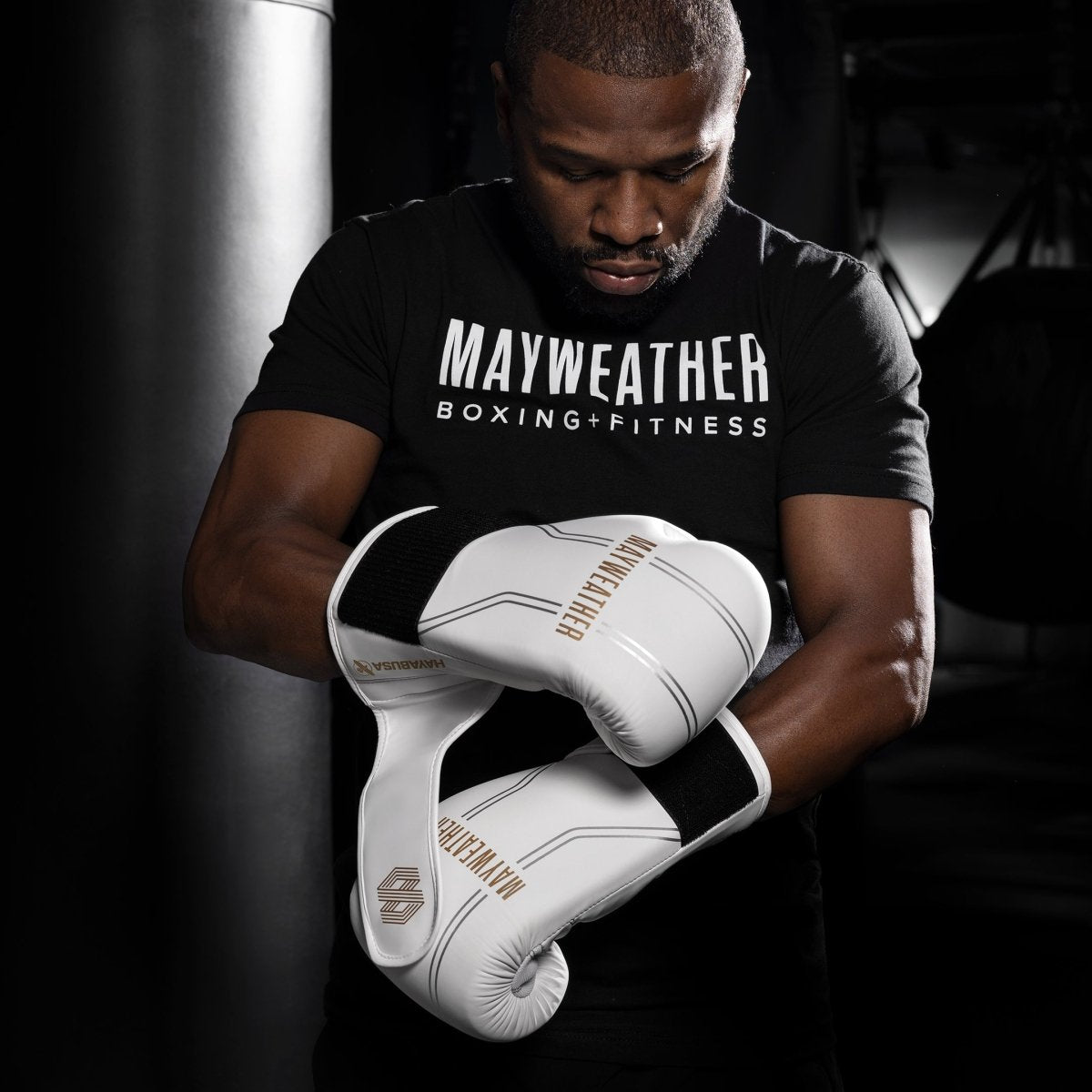 Floyd Mayweather bär de vita och guldiga Hayabusa Contender-handskarna