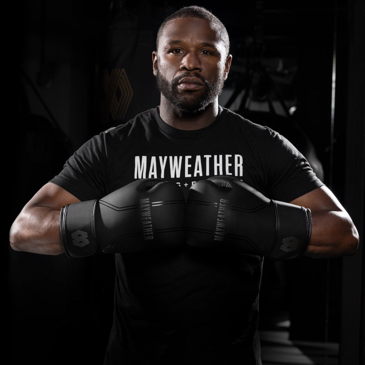 Floyd Mayweather bär de svarta Hayabusa Contender-handskarna