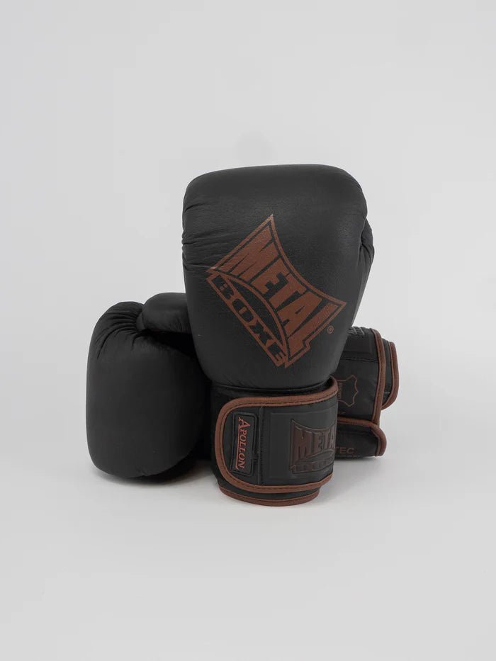 Vue de face des gants de boxe Apollon Metal en cuir noir et marron style vintage