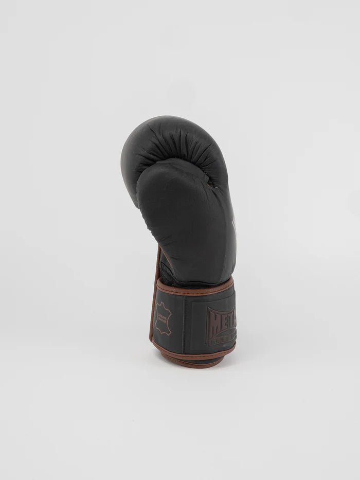 Side view of the Apollon Metal Boxing gloves, detail of the leather and velcro closure