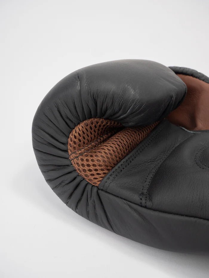 Detail of the ventilated palm with WindTec technology of the Apollon leather gloves
