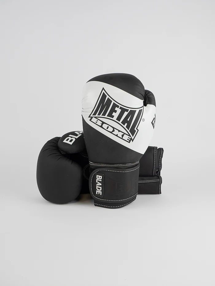 Vista frontale dei guantoni Metal Boxe Blade nero e bianco