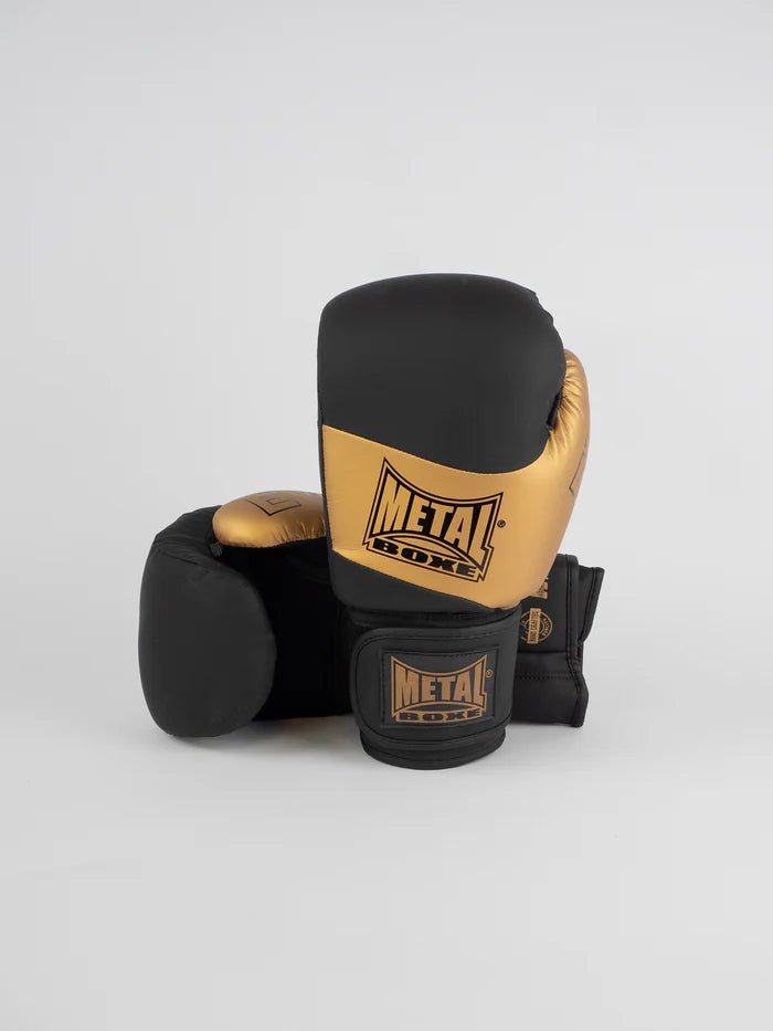 Vue de face des gants Metal Boxing Competition EV1 noirs et dorés