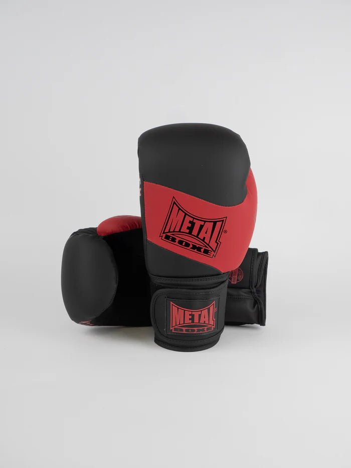 Framifrån av svarta och röda Metal Boxing Competition EV1-handskar