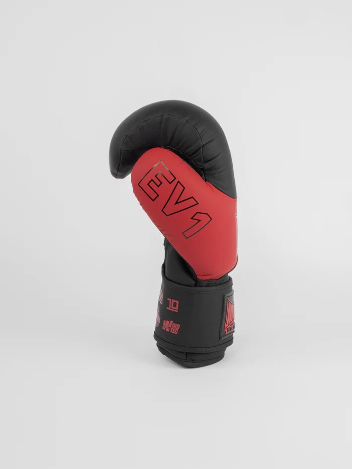 Sidovy av Metal Boxing EV1-handskar, svarta och röda, detalj av plana sidoområden