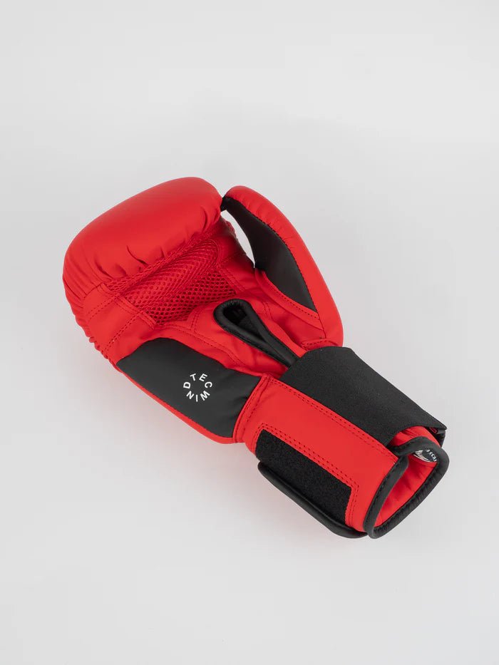 Detalhe da palma ventilada WindTec de luvas de boxe de metal vermelho