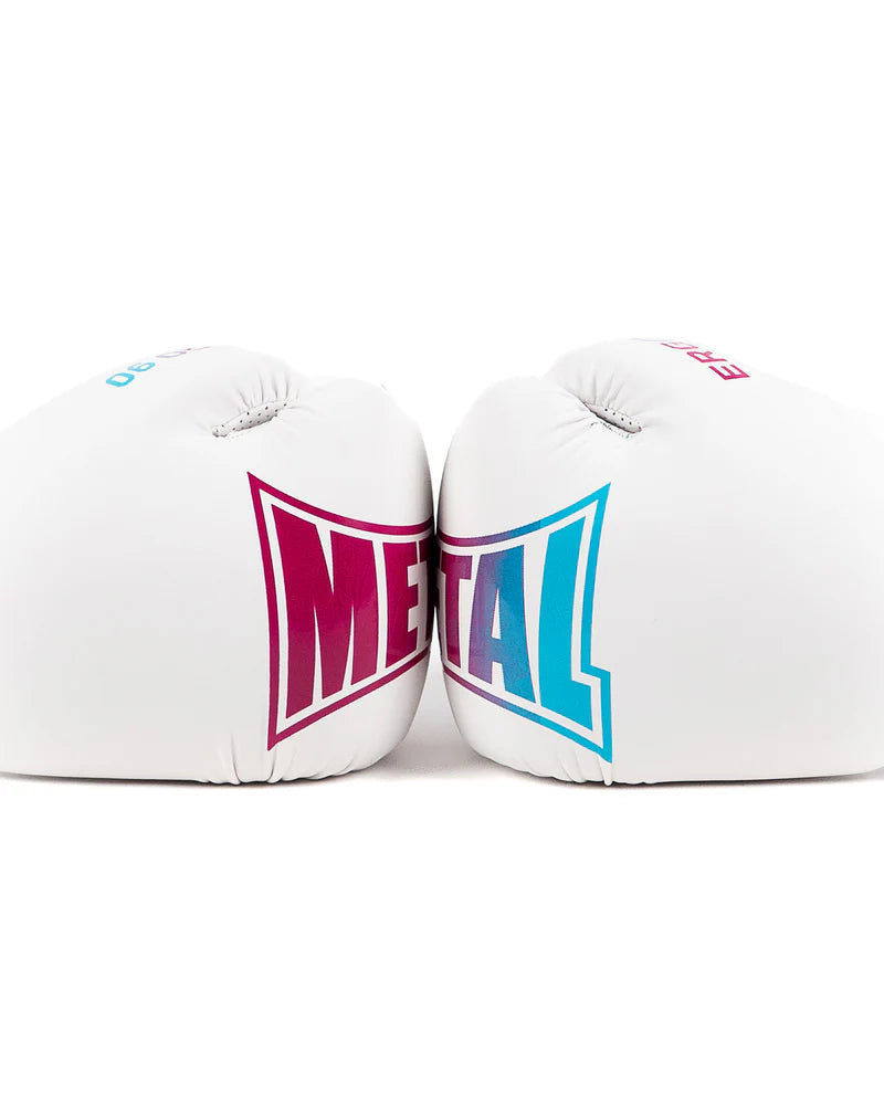 Dettaglio dei guantoni bianchi Miami Vibe affiancati che completano il logo Metal Boxe.