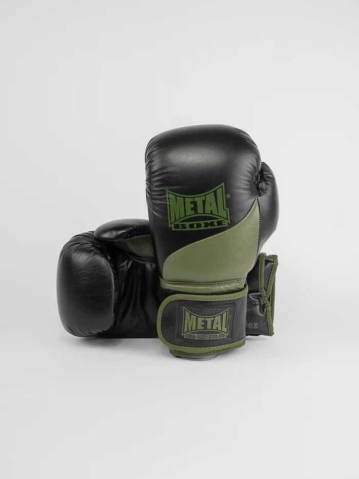 Framifrån av Metal Boxing Omega-handskarna i svart och khakiläder