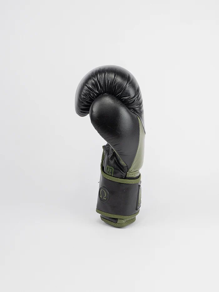 Sidovy av svarta khaki Omega-handskar, handledsskyddsdetalj