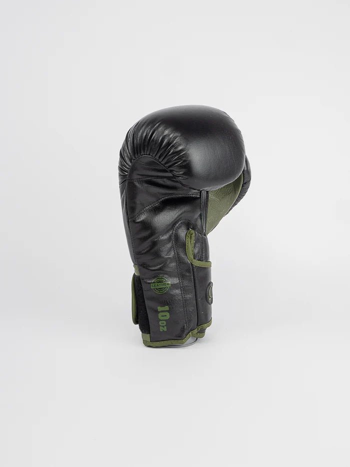 Inifrån av de svarta khaki Omega Metal Boxing professionella handskarna