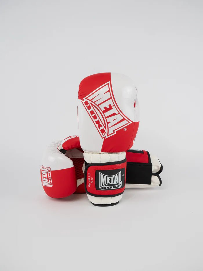 Framifrån av röda och vita metall Savate boxningshandskar