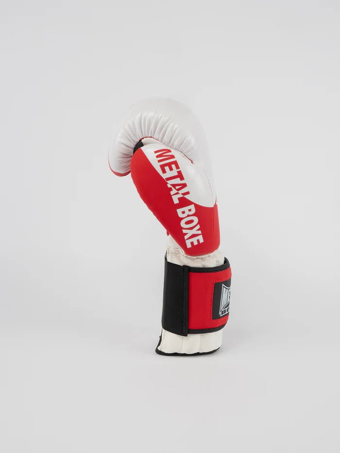 Underarmsskyddsdetalj av röda Savate-handskar